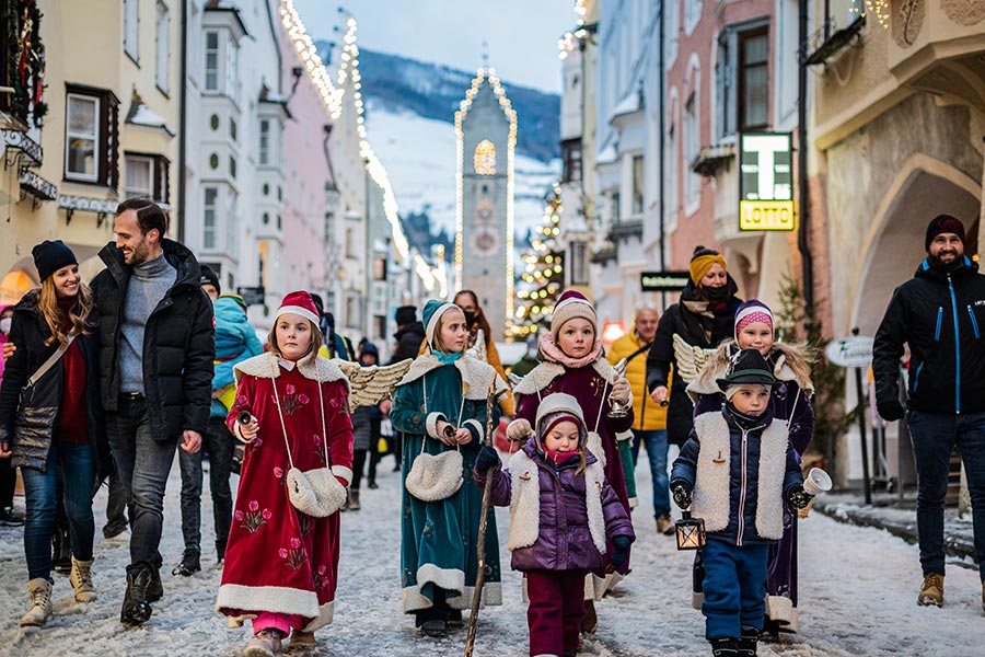 Dopo Bolzano, continua il nostro viaggio tra i Mercatini di Natale più belli da visitare con i bambini. Oggi andiamo a Vipiteno, in Alto Adige, dove i bimbi si divertiranno un mondo.
👇
bimboinviaggio.com/67372/mercatin…

📸 S.C. T. Vipiteno Val di Vizze Campo di Trens / Harald Wisthaler