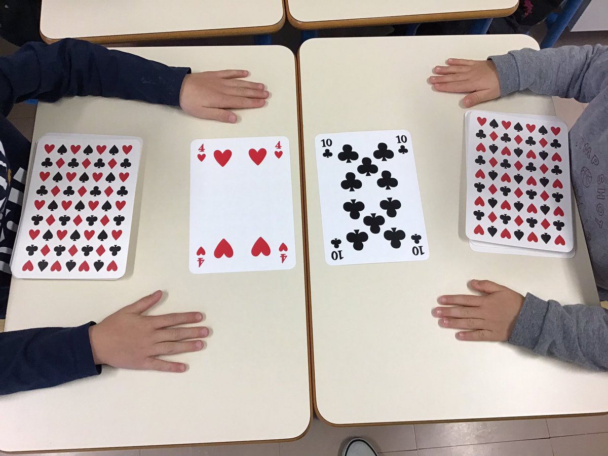 S_Bella74's tweet image. Apprendre en jouant ➡️ La bataille de cartes permet d’aborder des notions comme la comparaison des nombres ( le plus grand/petit ) de manière ludique #mathématiques #cycle1 #problemater #jeuxdecartes