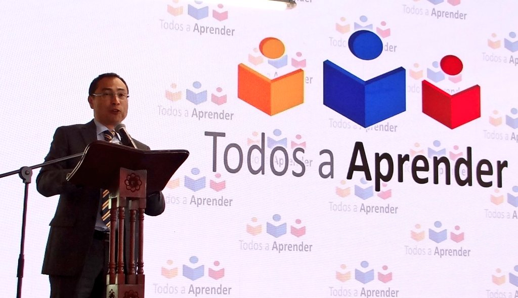 Mineducacion's tweet photo. "Nuestro sueño es que cuando los maestros y maestras pasen por el Programa @PTA_Colombia, las universidades les reconozcan créditos académicos en los programas de especialización o maestría": Viceministro @hbayonar. #PTA10Años https://t.co/V9Z65DFMI1