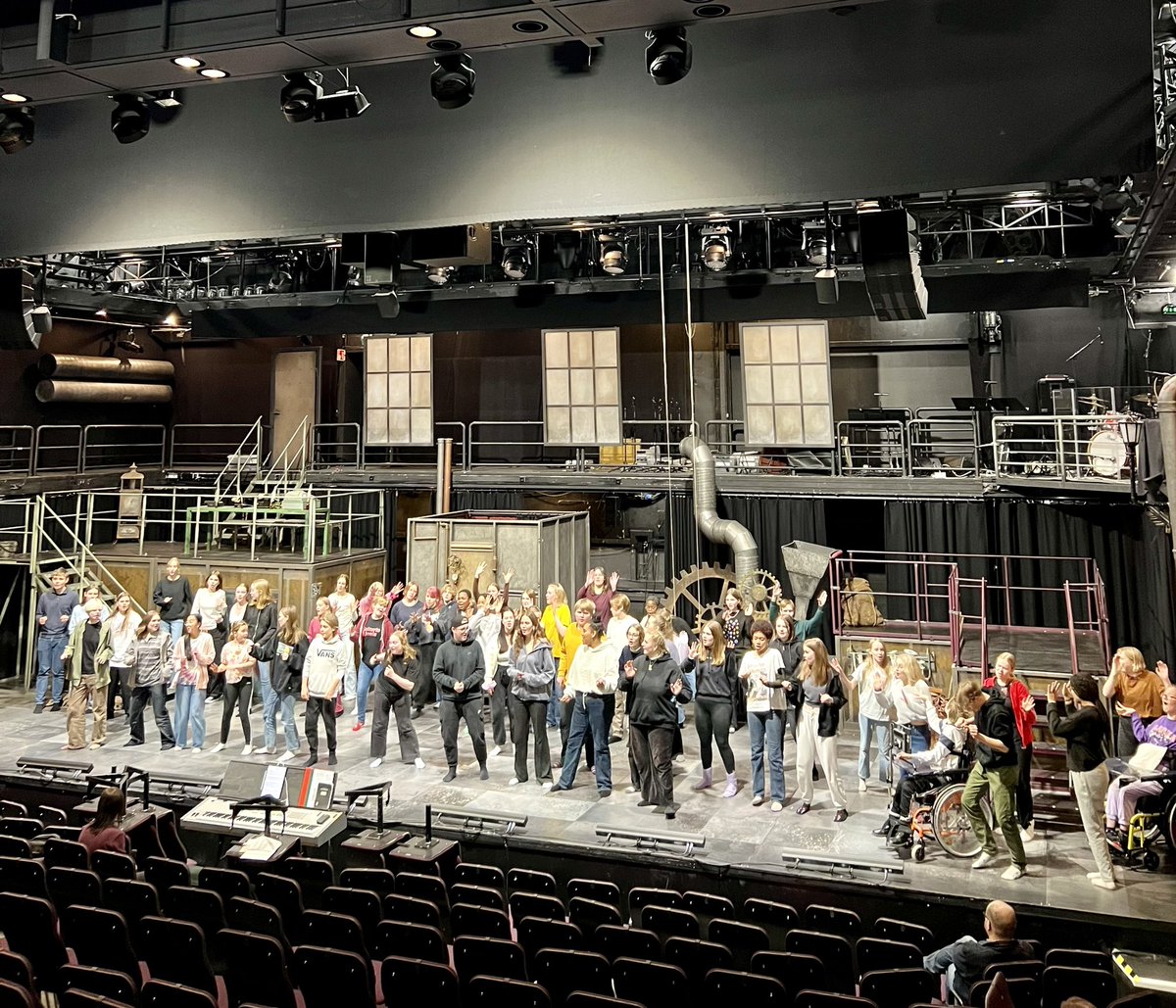 Pääsin juuri kurkistamaan Shedin lahjakkaiden nuorten harjoituksiin🤩 Kuinka siistiä! Ja siisti tulee muuten olemaan myös itse näytelmä: Saiturin joulu, yhteistyössä Helsingin Kaupunginteatterin kanssa 🎭 #ShedHelsinki #hktfi #elisalainen #vapaaehtoistyö