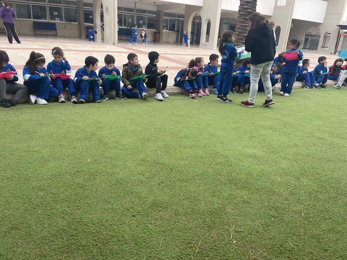 RHHS_Elementary's tweet image. BE1B learners spell sight words while sitting outdoors... #spelling_bee #sight_words #language @RHHS_Saida