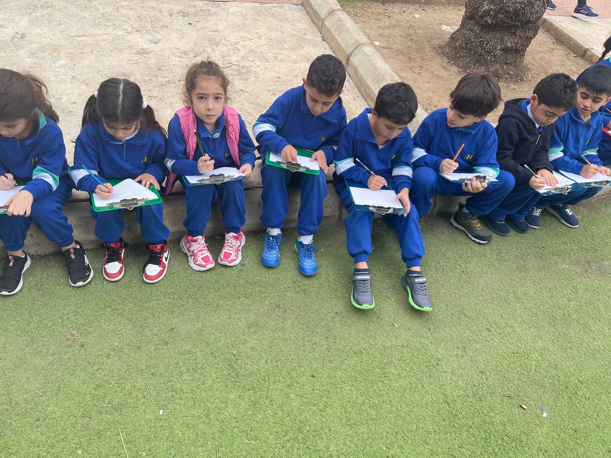 RHHS_Elementary's tweet image. BE1B learners spell sight words while sitting outdoors... #spelling_bee #sight_words #language @RHHS_Saida