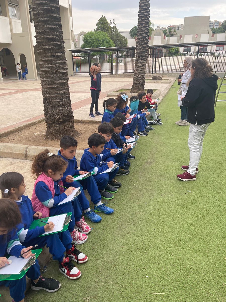 RHHS_Elementary's tweet image. BE1B learners spell sight words while sitting outdoors... #spelling_bee #sight_words #language @RHHS_Saida