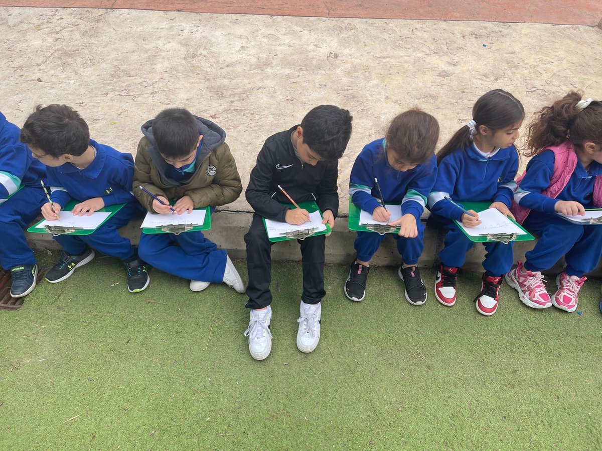 RHHS_Elementary's tweet image. BE1B learners spell sight words while sitting outdoors... #spelling_bee #sight_words #language @RHHS_Saida