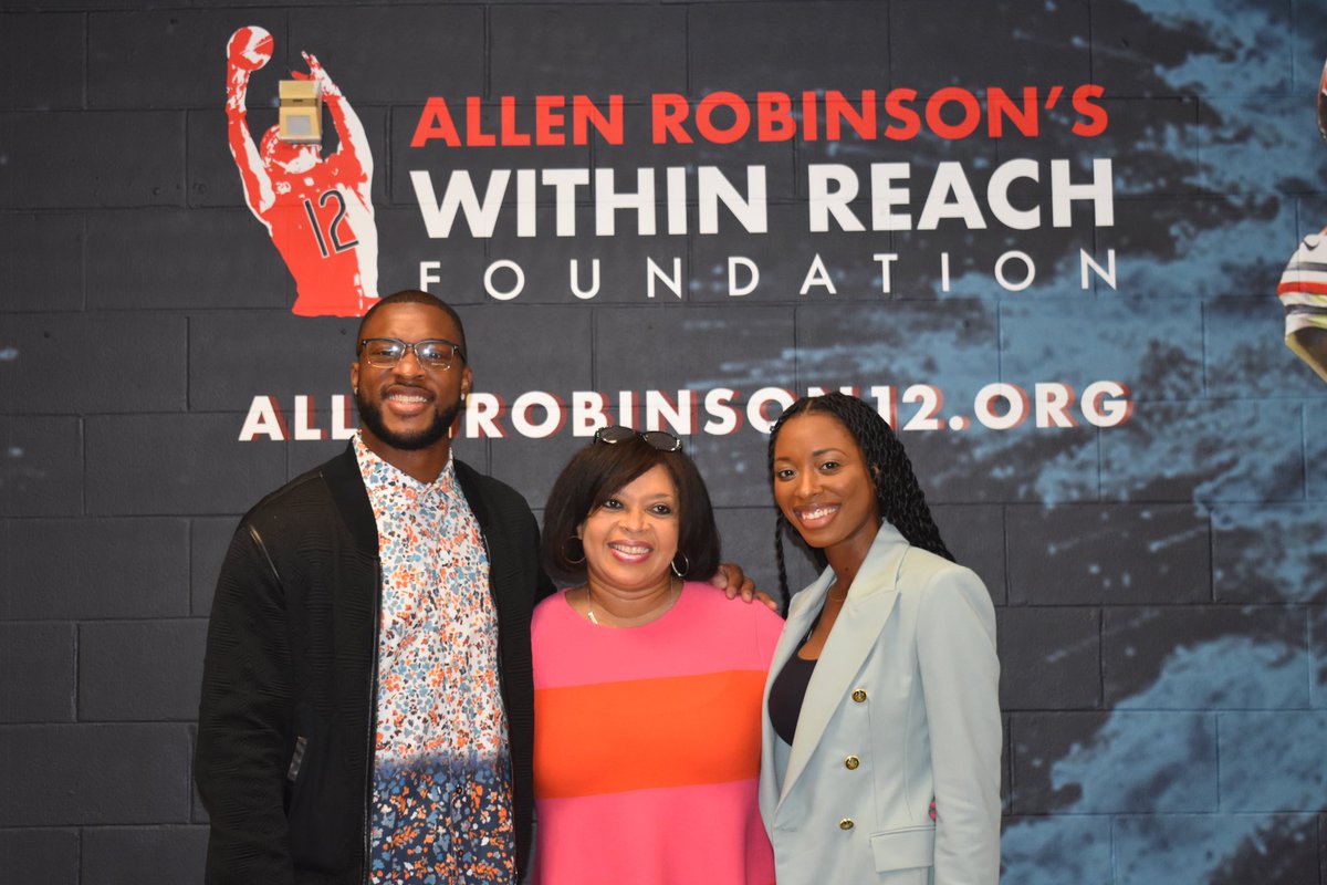 ARWithinReach's tweet photo. From our family to yours, Happy Thanksgiving! We hope everyone gets to enjoy at least one of the many Fs of Thanksgiving today: Family, Friends, Food, and Football. #Thanksgiving #GivingBack #WithinReachFoundation @AllenRobinson https://t.co/LQs8tetcEj