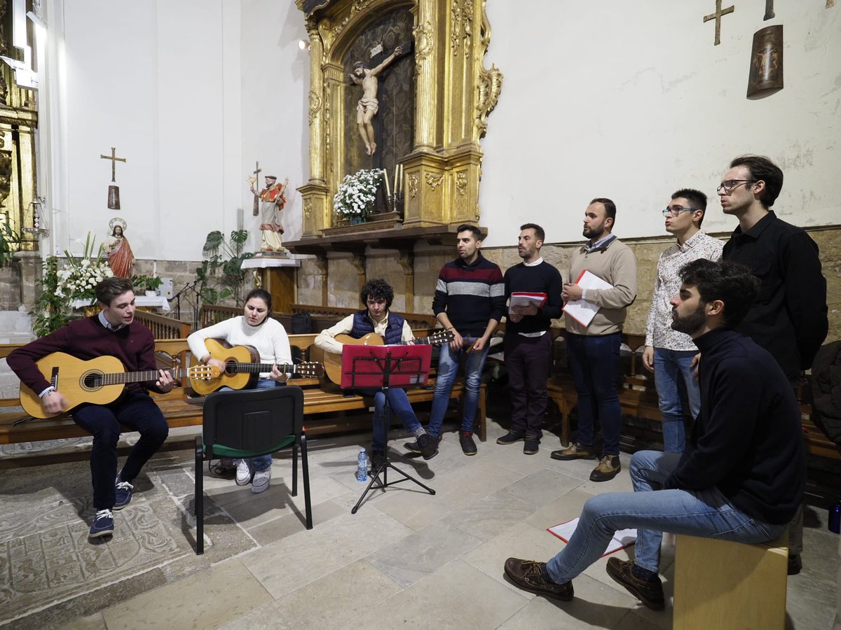 JOHCValladolid's tweet photo. Nuestro @coroJOHC_VLL participó ayer en el tercer día del triduo en honor a Nuestra Señora de la Piedad.
Agradecemos a la cofradía @PiedadVLL por confiar en nosotros para poner sones a la Madre de la Piedad, que será coronada en 2027.
#CoroJOHC #JOHCValladolid https://t.co/28kjzbBZsW