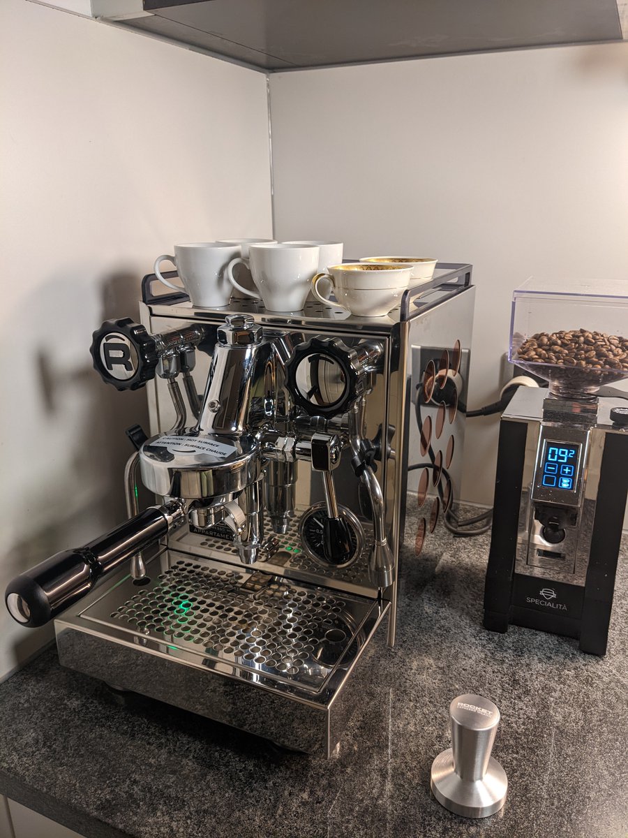 Seit heute bei uns im Team: unsere Kaffeemaschine Rocket 🚀. Nebst dem leckeren Espresso sorgt sie ab sofort für den konstanten Koffeinlevel und passt mit ihrem Namen einfach perfekt zu uns. ☕️ #intoTheCloud