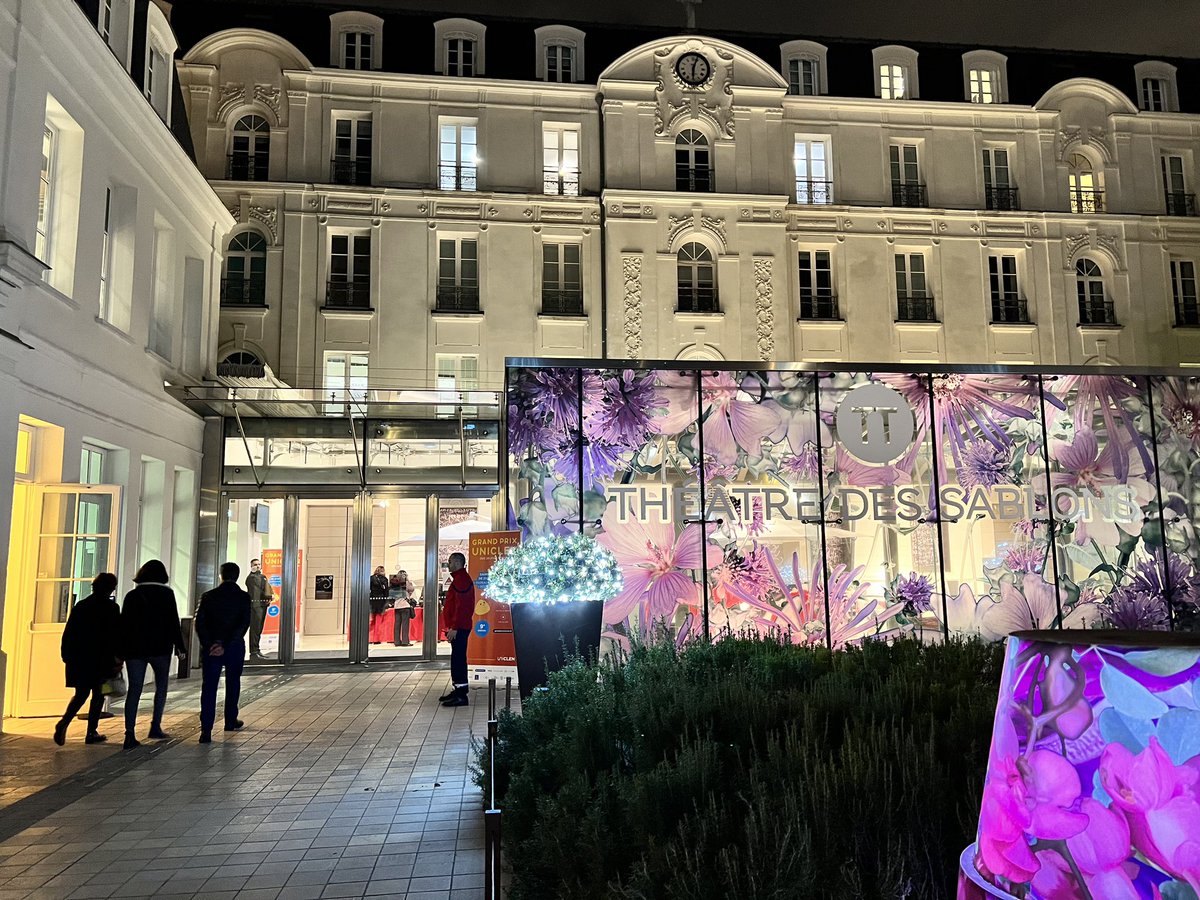 VilledeNeuilly's tweet photo. Ce soir, au Théùtre des Sablons, #Neuilly accueille la cérémonie de remise des prix de la 9e édition du Grand Prix #Uniclen ! #startup #innovation https://t.co/yiLfq3aNhy