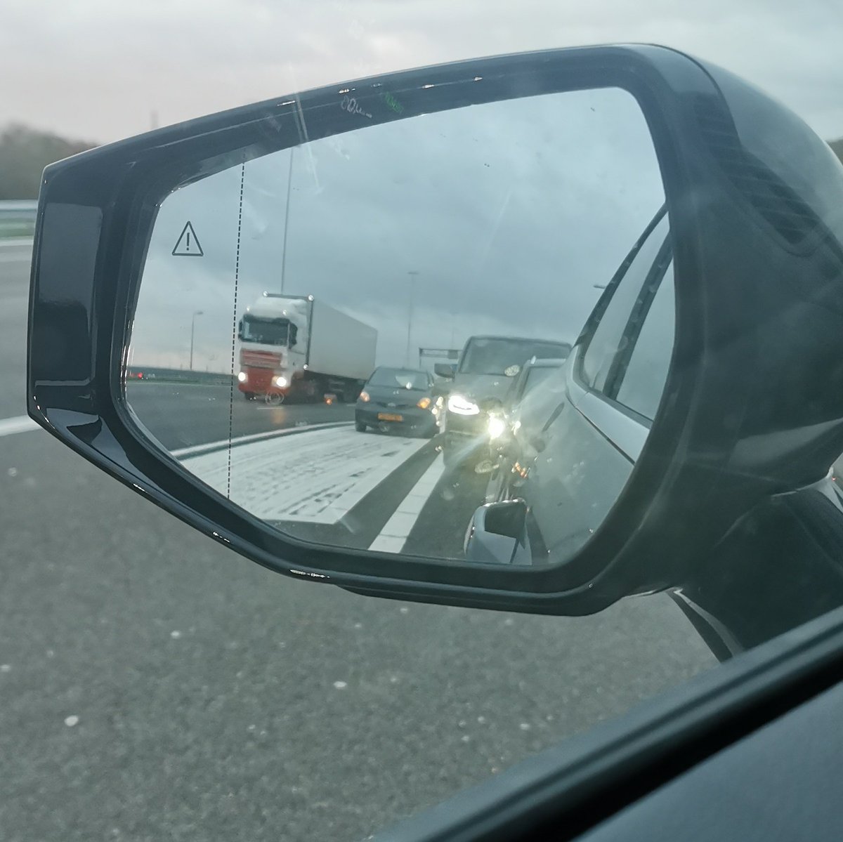 JHeijenk's tweet photo. Weer 1 die graag op het laatste moment wil uitvoegen op de #A2 #vianen. Zie dit dagelijks met gevaarlijke situaties tot gevolg. #sluipverkeer tussen A2 en A27 in de #avondspits.
@POL_Utrecht kan hier op gehandhaafd worden, is van velen die wachten grote irritatie https://t.co/3QmnJTLeZ0