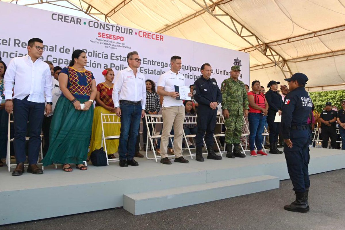 German_Espinosa's tweet photo. El gobernador @alejandromurat cumple el compromiso de fortalecer la seguridad; inauguró el Cuartel Regional de la Policía Estatal, en El Espinal, en la región del Istmo. También entregó equipamiento, uniformes y constancias de capacitación a policías estatales y municipales. https://t.co/rc2WYHzNfy