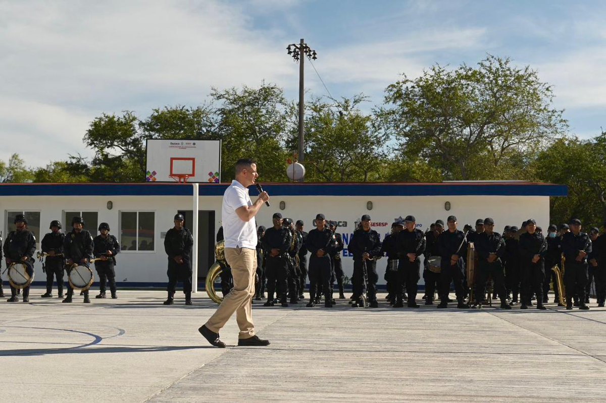 German_Espinosa's tweet photo. El gobernador @alejandromurat cumple el compromiso de fortalecer la seguridad; inauguró el Cuartel Regional de la Policía Estatal, en El Espinal, en la región del Istmo. También entregó equipamiento, uniformes y constancias de capacitación a policías estatales y municipales. https://t.co/rc2WYHzNfy