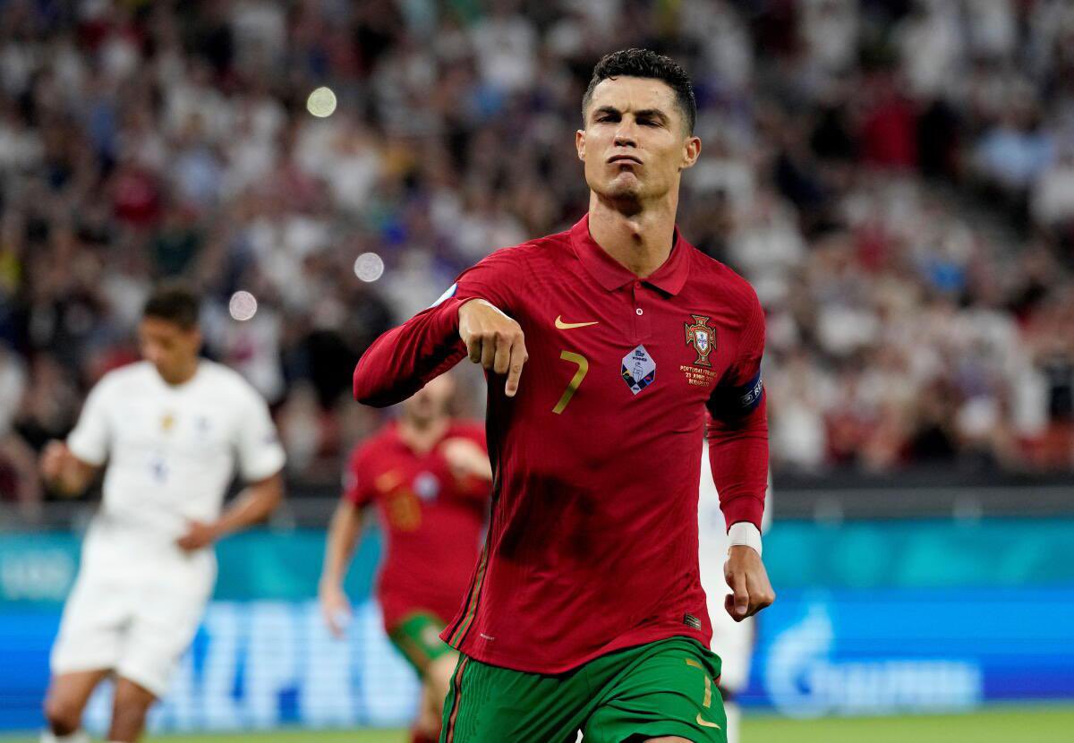 Andres_Vaca_'s tweet photo. El mundo a tus pies, Cristiano. 
Estamos viendo al único ser humano en la historia de la humanidad en anotar en 5 mundiales distintos. 
EL BICHO. https://t.co/VirSwBltAc