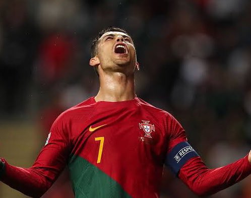 joserra_espn's tweet photo. Penal a favor de Portugal. @Cristiano no falla y brilla en Qatar con una estupenda anotación que pasa a la inmortalidad
Primer futbolista que marca en 5 Mundiales diferentes. 
Cristiano el hombre Récord. 
Cristiano en el pedestal de los mejores de la historia, de las Leyendas! https://t.co/FVyHvuapQ0