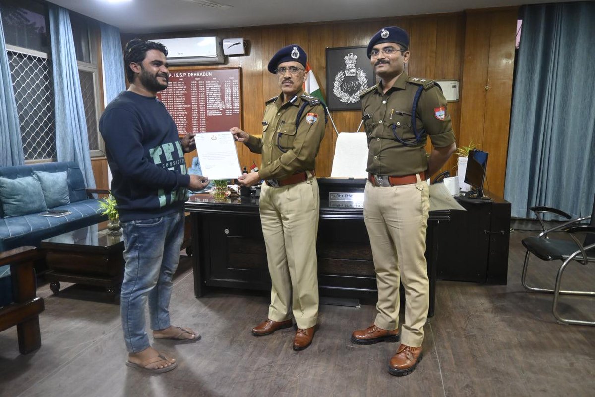 DehradunPolice's tweet photo. #देहरादूनपुलिस की नई पहल 
वाहन दुर्घटना में सहायता करने वालों को SSP देहरादून व SP ट्रैफिक देहरादून ने प्रशस्ति पत्र देकर किया सम्मानित।
“ ट्रक चालक की सूझबूझ से बची रिक्शा लोडर चालक एवं दुपहिया वाहन चालक की जान ”

#UttarakhandPolice #UKPRescueOps #UKTrafficUpdate https://t.co/JoSP1X9x5m
