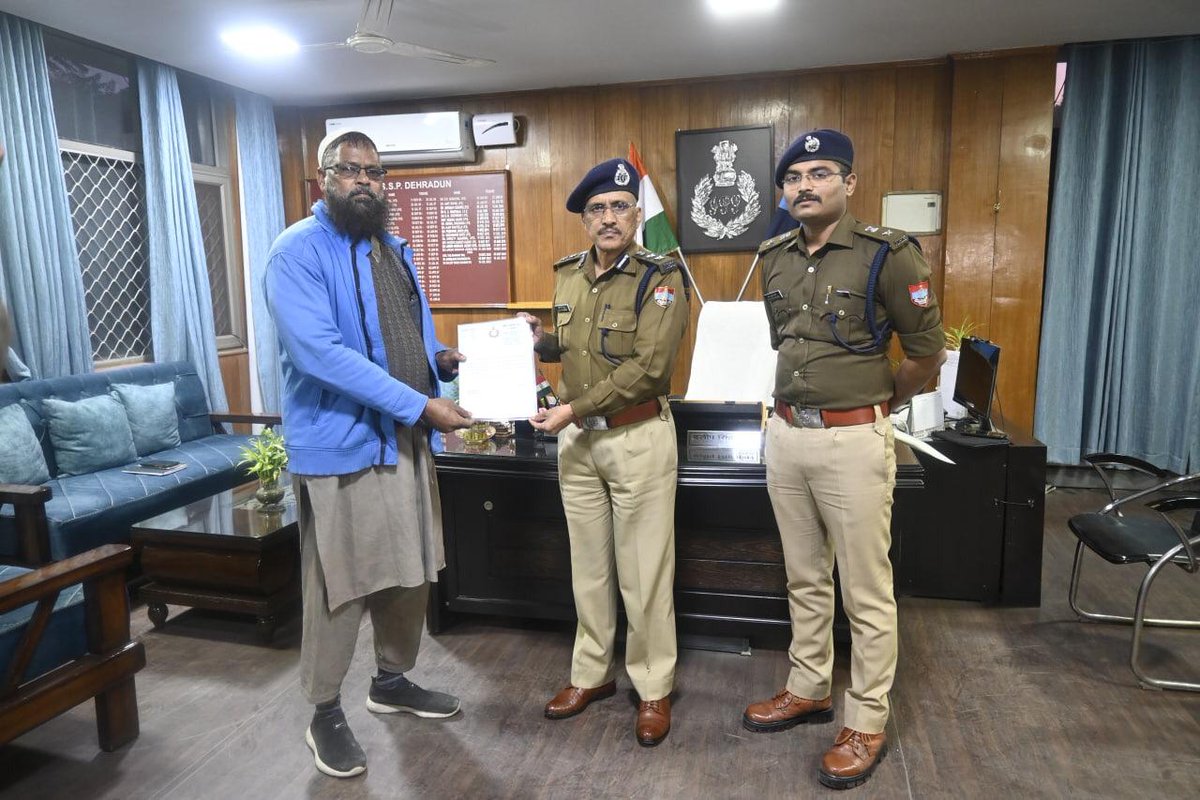 DehradunPolice's tweet photo. #देहरादूनपुलिस की नई पहल 
वाहन दुर्घटना में सहायता करने वालों को SSP देहरादून व SP ट्रैफिक देहरादून ने प्रशस्ति पत्र देकर किया सम्मानित।
“ ट्रक चालक की सूझबूझ से बची रिक्शा लोडर चालक एवं दुपहिया वाहन चालक की जान ”

#UttarakhandPolice #UKPRescueOps #UKTrafficUpdate https://t.co/JoSP1X9x5m