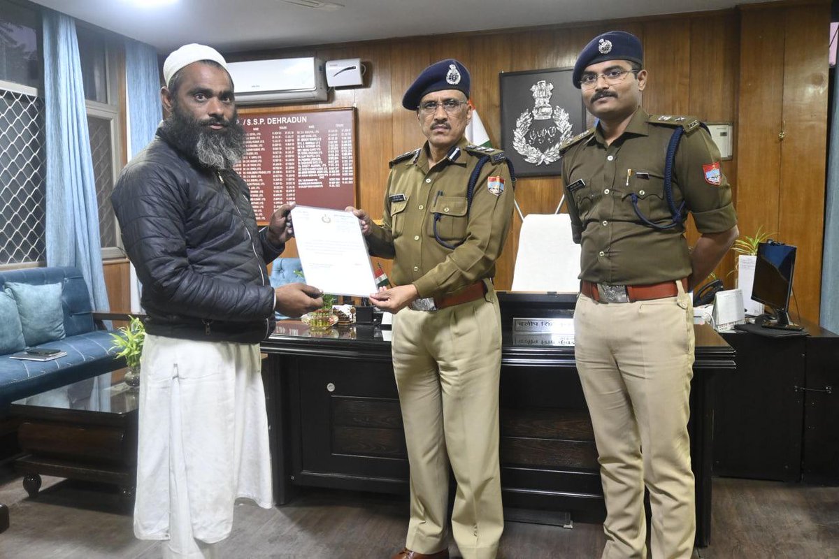 DehradunPolice's tweet photo. #देहरादूनपुलिस की नई पहल 
वाहन दुर्घटना में सहायता करने वालों को SSP देहरादून व SP ट्रैफिक देहरादून ने प्रशस्ति पत्र देकर किया सम्मानित।
“ ट्रक चालक की सूझबूझ से बची रिक्शा लोडर चालक एवं दुपहिया वाहन चालक की जान ”

#UttarakhandPolice #UKPRescueOps #UKTrafficUpdate https://t.co/JoSP1X9x5m