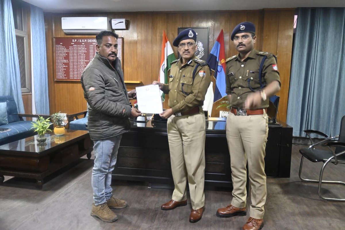 DehradunPolice's tweet photo. #देहरादूनपुलिस की नई पहल 
वाहन दुर्घटना में सहायता करने वालों को SSP देहरादून व SP ट्रैफिक देहरादून ने प्रशस्ति पत्र देकर किया सम्मानित।
“ ट्रक चालक की सूझबूझ से बची रिक्शा लोडर चालक एवं दुपहिया वाहन चालक की जान ”

#UttarakhandPolice #UKPRescueOps #UKTrafficUpdate https://t.co/JoSP1X9x5m