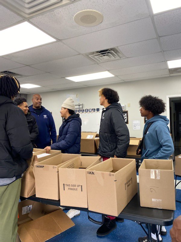 BgHousing's tweet photo. We are thankful for the young servants that spent their Thanksgiving morning making sure 200 individuals had a hot meal today. Not many pictures- but it is ok to live in the moment. 
@SoftballBrescia 
@dubchoops
@BGHS_cheer
@purpleshoops https://t.co/jTIYhHYKFB
