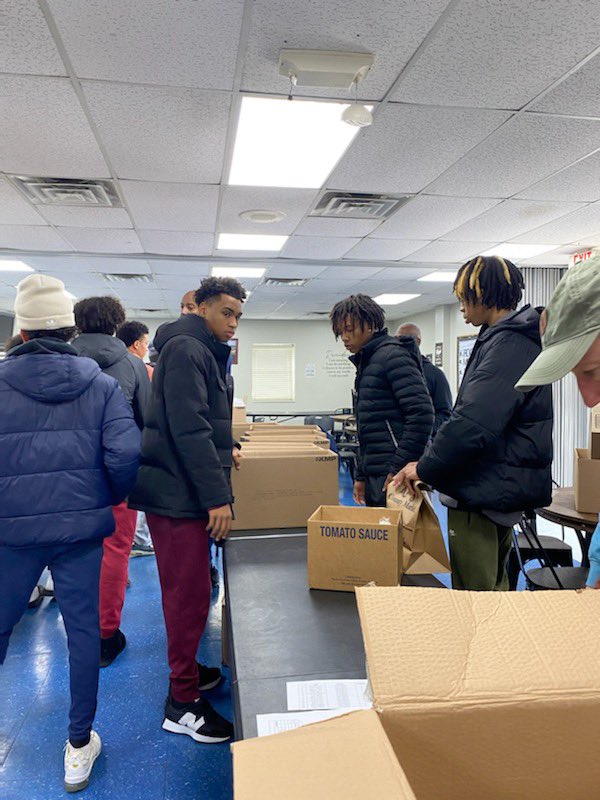 BgHousing's tweet photo. We are thankful for the young servants that spent their Thanksgiving morning making sure 200 individuals had a hot meal today. Not many pictures- but it is ok to live in the moment. 
@SoftballBrescia 
@dubchoops
@BGHS_cheer
@purpleshoops https://t.co/jTIYhHYKFB