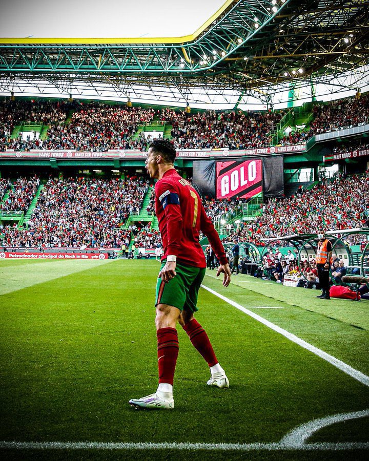Mustafa_63_98's tweet photo. Sedece ronaldo #Ronaldo #CR7𓃵 #Portekiz #Gana #Brezilya #ronaldointerview https://t.co/0BNGxpXMNG