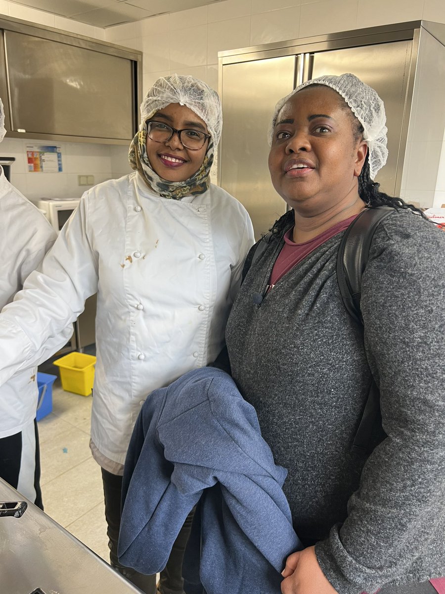 UNHCRfrance's tweet photo. "Danse, peinture, vidéos en réalité virtuelle… j’ai assisté à de nombreux ateliers dans l’après-midi et pu apprécier la cuisine soudanaise de Samah, qui a préparé un délicieux goûter de son pays pour les collégiens." 🧇🍮 #INTERACT2022 https://t.co/8dlzcf0TdV