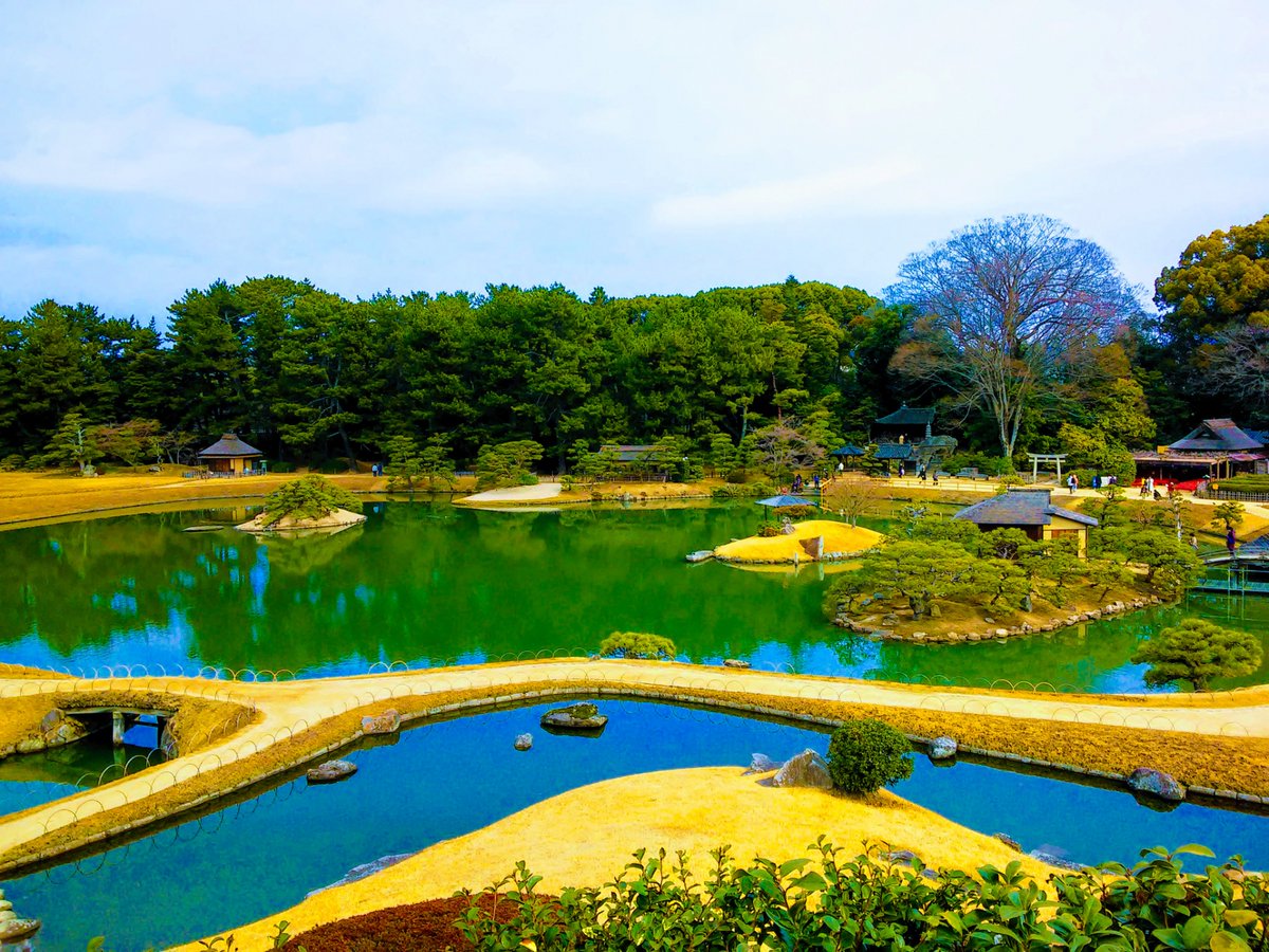 ExploreJapanAR's tweet photo. هذه هي حديقة كوراكوين الواقعة في أوكاياما، وهي واحدة من ثلاثة حدائق كبيرة في اليابان.  وتغطي المناظر الطبيعية المتدحرجة فيها 144000 مترمربع، هنا يمكنكم الاستمتاع بمشهد المروج الكبيرة والبرك وأشجار البرقوق والساكورا والجسور مع خلفية قلعة أوكاياما الجميلة💚🏯 https://t.co/h7EyBsXRXA