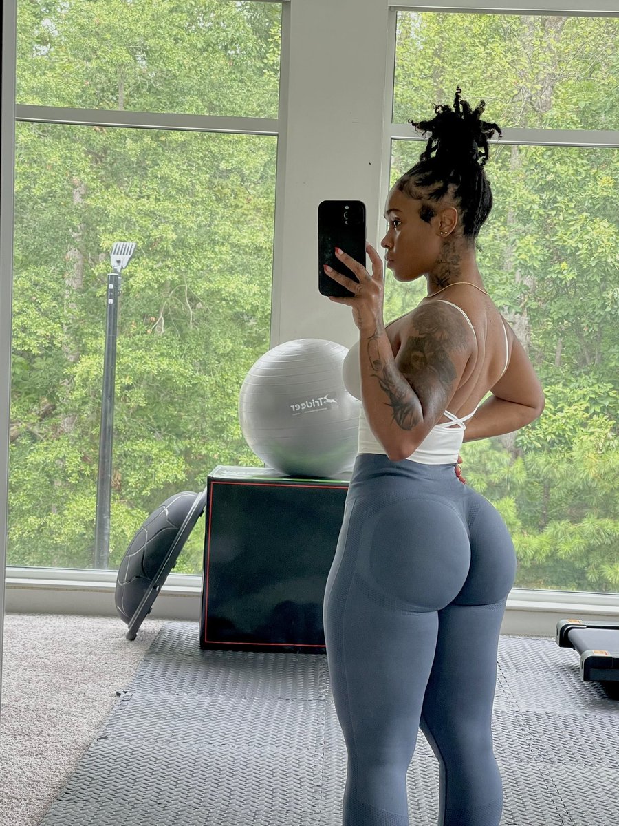 AfroStunnerz's tweet photo. Don’t skip leg days https://t.co/gMRCd2j4ys