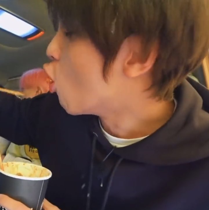 bearbaechan's tweet photo. มองผ่านๆเห็นแฮชานกำลังกินซูชิแซลม่อน แต่ดูดีๆ นั่นหัวเจโน่นี่นา55555555555555555555555555555555555555555555555555555555555555555555555555555 https://t.co/PRGq2mH58r