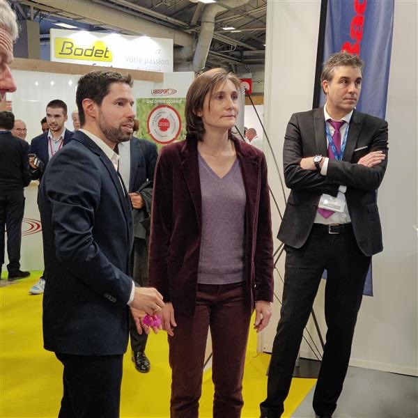 Du beau monde sur le stand FFBaD au <a href="/salondesmaires/">Salon des Maires et des Collectivités</a> ! 😎
Hier, <a href="/AOC1978/">Amélie Oudéa-Castéra</a>, ministre de <a href="/Sports_gouv/">Ministère des Sports 🇫🇷</a>, et aujourd’hui <a href="/TonyEstanguet/">Tony Estanguet - OLY</a>, président du Comité d’organisation des Jeux olympiques et paralympiques de <a href="/Paris2024/">Paris 2024</a>
