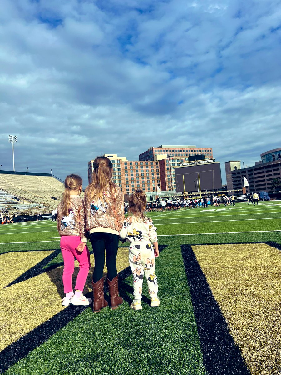 hay_simmons's tweet photo. Happy thanksgiving! 🦃🍁 🏈 @bartonsimmons @VandyFootball https://t.co/YcgpFKiQRX