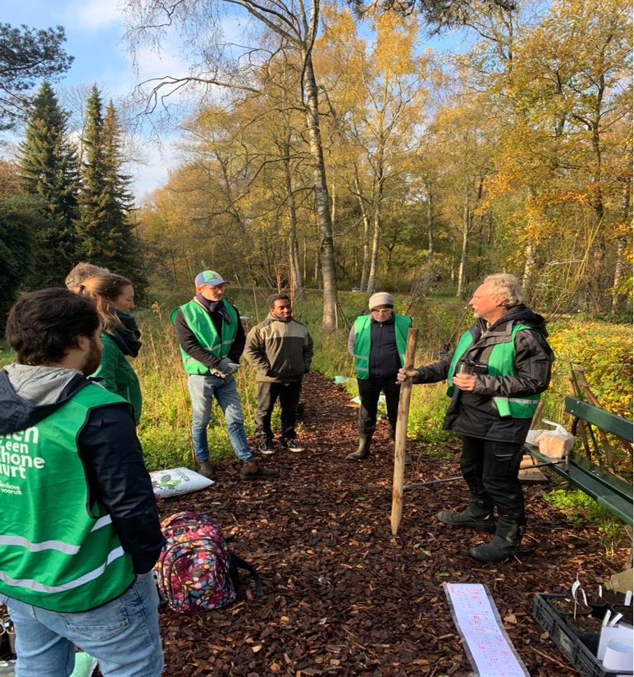 Zaterdag 19 november was het dan eindelijk zover dat de eindwerkzaamheden voor een mooi stukje voedselbos in de buurt Vollenhove konden worden gestart. Een kort verslag van Bert Bongaerts.

omzeist.nl/samen+duurzaam…

#duurzaam #zeist #voedselbos #vollenhove