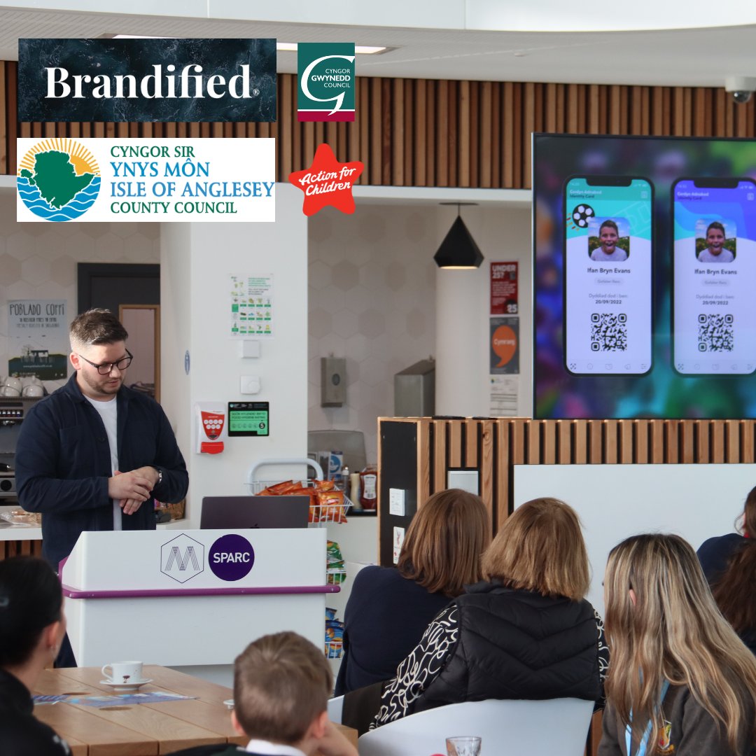 M_SParc's tweet photo. Heddiw roedd yn wych gweld un o’n tenantiaid rhithiol @BrandifiedLtd (gyda chymorth cwmni lleol Code Awesome) yn lansio gwasanaeth digidol newydd sydd am fod o gymorth i ofalwyr, AiDi i gynulleidfa o bobl ifanc o ysgolion ar draws Ynys Môn 📱! Da iawn Neil! https://t.co/9jZJWFMQEA
