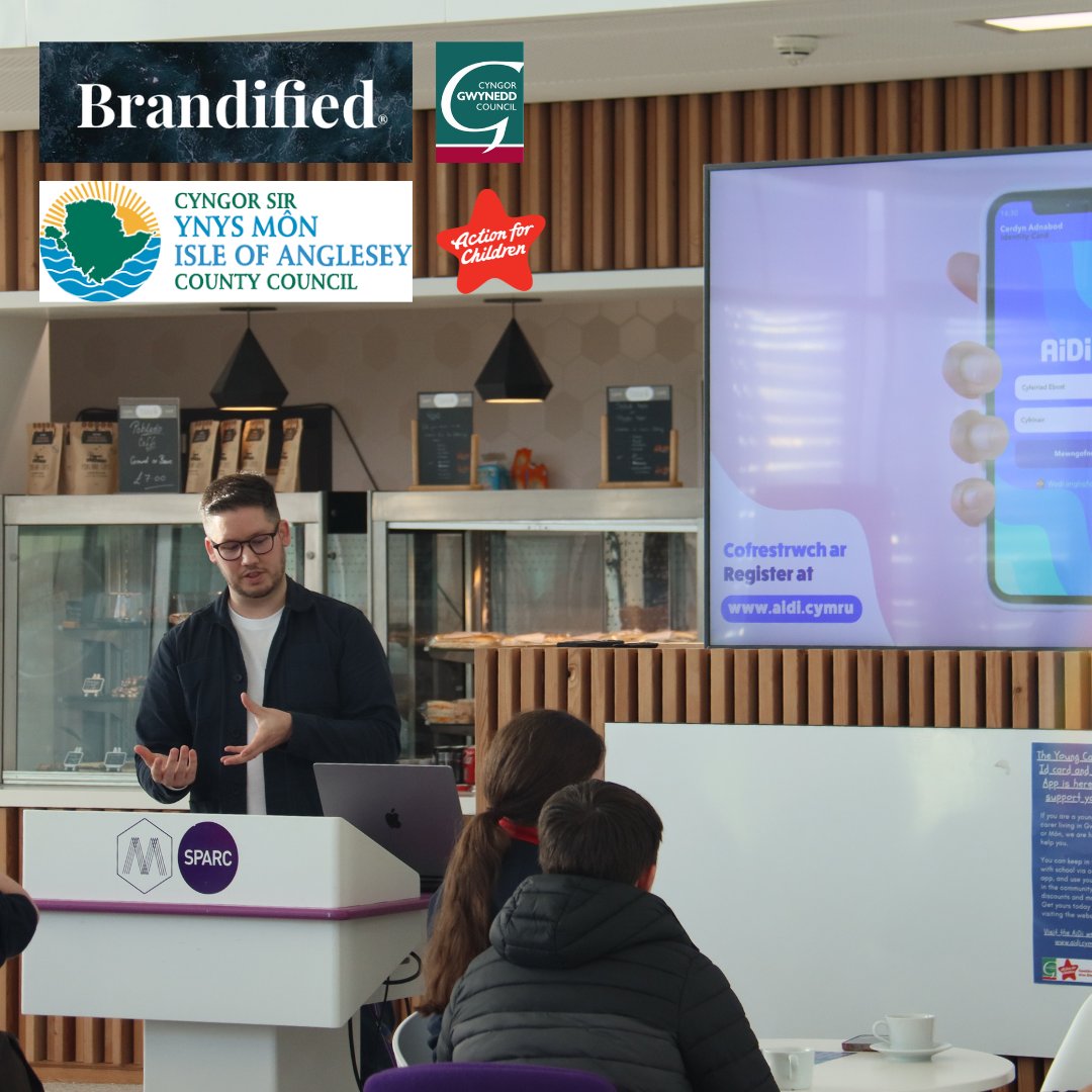 M_SParc's tweet photo. Heddiw roedd yn wych gweld un o’n tenantiaid rhithiol @BrandifiedLtd (gyda chymorth cwmni lleol Code Awesome) yn lansio gwasanaeth digidol newydd sydd am fod o gymorth i ofalwyr, AiDi i gynulleidfa o bobl ifanc o ysgolion ar draws Ynys Môn 📱! Da iawn Neil! https://t.co/9jZJWFMQEA