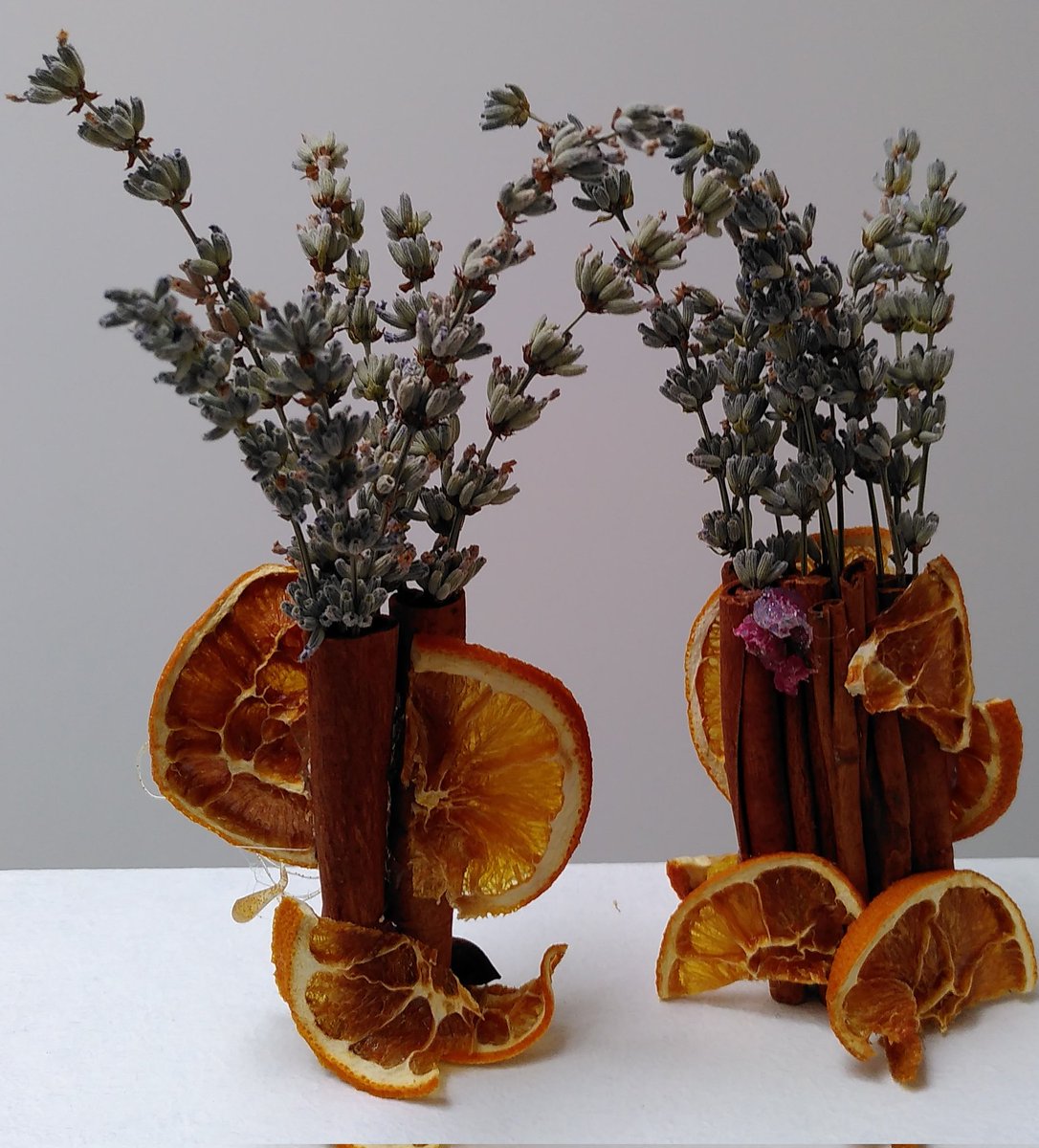 AudeVisine's tweet photo. Corps épuisé donc énormément de repos aujourd'hui
Et juste de l'agréable
Petits cadeaux de Noël #faitsmain
Tranches d'orange séchées maison
Bâtons de cannelle - Étoile de badiane - Lavande
Et ... pistolet à colle. https://t.co/0JhwzelTfp