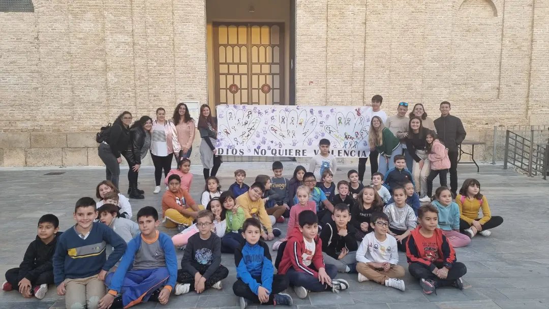 JovenCofArchena's tweet photo. ¡Agradecer de corazón al C.A.V.I por contar con nosotros para esta preciosa iniciativa y a la concejala Josefina y a la psicóloga del C.A.V.I por las palabras tan bonitas que habéis dedicados a los más pequeños que apoyan esta lucha! 💪🏻
💜¡DIOS NO QUIERE VIOLENCIA! 💜 https://t.co/a1nC7syDCt
