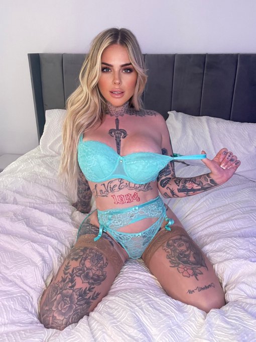 Who&rsquo;s ready to get cozy 😏💦 https://t.co/oAw9KyYww6