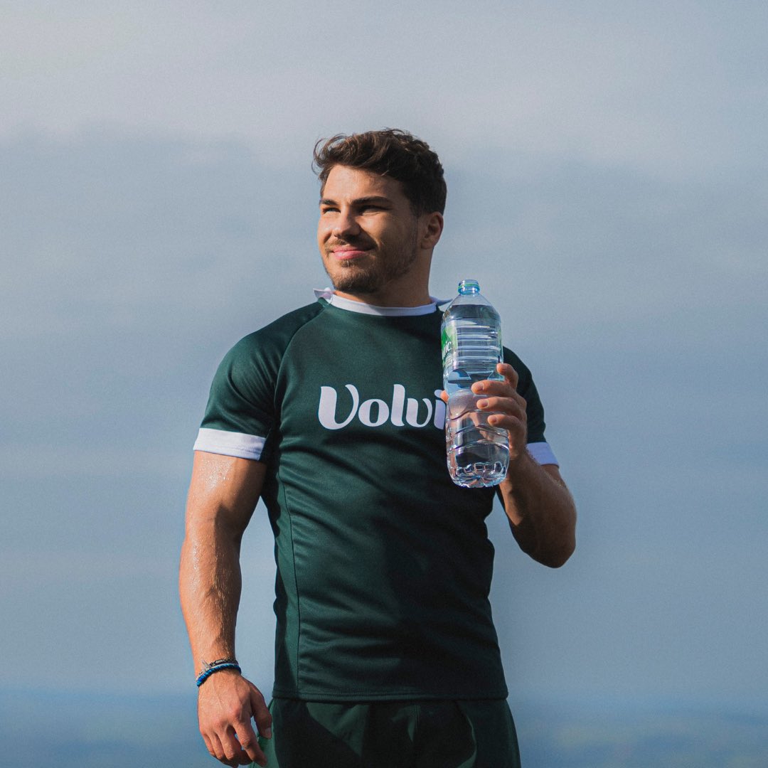 Dupont9A's tweet photo. En mode hydratation 
@Volvic_fr toujours à portée de main sur le terrain et en dehors 💪 🌋

#ad https://t.co/6JtXhTHoq2