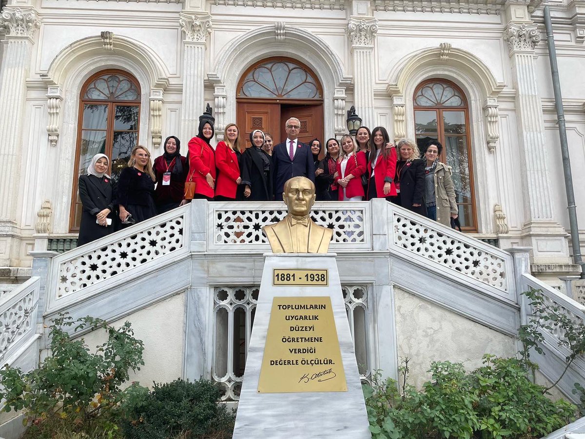 İstanbul Öğretmen Akademileri olarak çocuklarımızın geleceğine ışık tutan öğretmenlerimizin öğretmenler gününü kutluyoruz.

İyi ki öğretmeniz. 
Öğretmeniz biz, biz her yerdeyiz.

#öğretmenizheryerdeyiz 💐

<a href="/memleventyazici/">Levent Yazıcı</a> <a href="/mehmetnezirr/">Mehmet nezir</a>