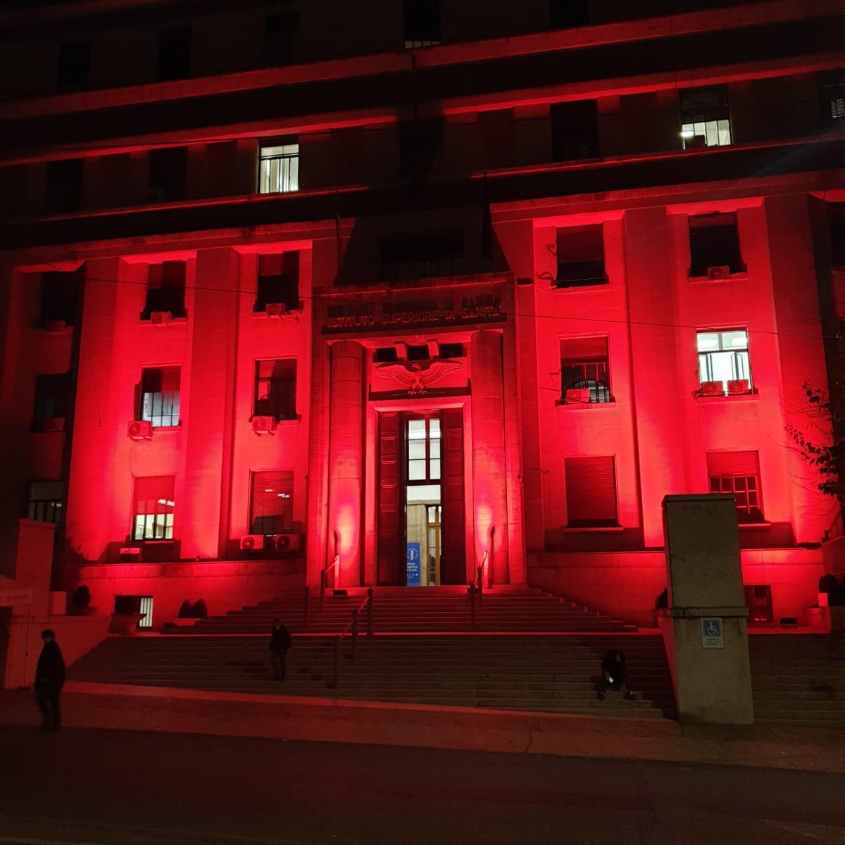 🔴La facciata di ISS si illumina con il colore della  #GiornataControLaViolenzaSulleDonne: al fianco di ogni donna, contro ogni forma di violenza
📖Vi aspettiamo domani in Aula Bovet col reading teatrale "Piccoli così"
bit.ly/PiccoliCosi_St…
#ViolenceAgainstWomen #OrangeTheWorld