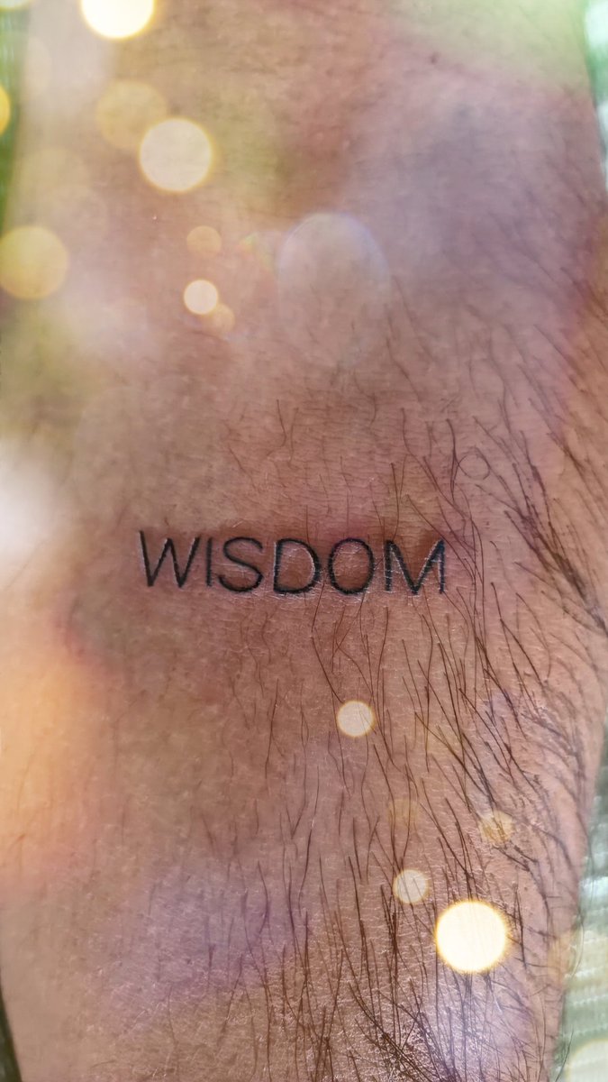 a_maoli's tweet photo. Solo necesitas la conexión ideal para animarte y hacerte 1 tatuaje, a veces 1 anhelo, a veces 1 amor, a veces 1 recordatorio, a veces por estética... En fin, solo basta 1 sentimiento personal que los prejuicios no puedan opacar #tattoo #arte #emociones #tinta #tatuajes #feeling https://t.co/6XlcYkdpHl