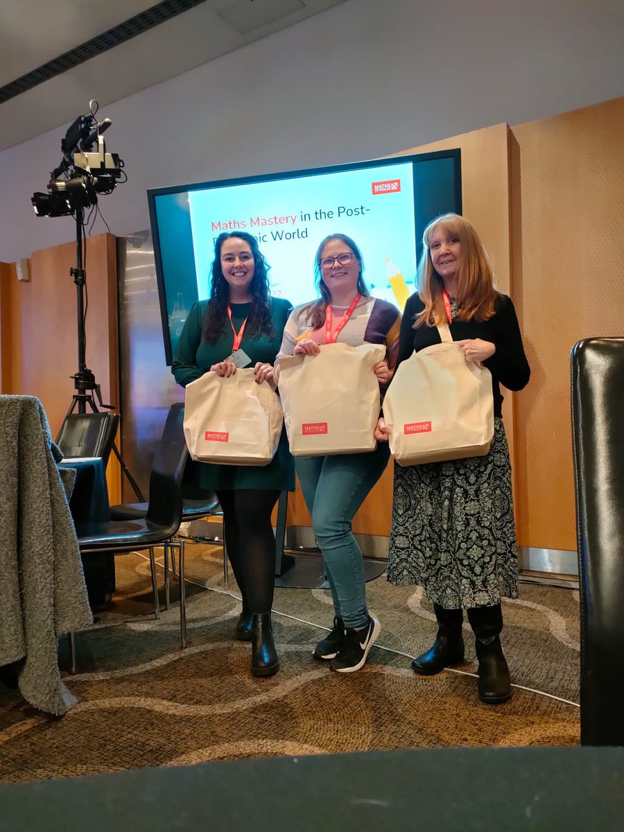 Well this was just a wonderful day full of inspiration, new ideas, new connections made, and the obligatory picture with our tote bags 🤩 thank you #mnpcon22