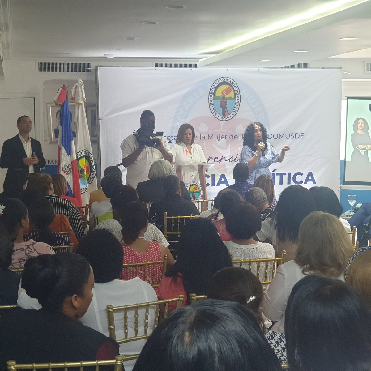 abogados_prd's tweet photo. @snmujerprd y @fedomusderd con la Conferencia Violencia Política contra la Mujer por la Ing. Patricia Lorenzo Paniagua miembro Titular JCE, coordinadora de la Comisión de Tecnología y Comisión Políticas de Igualdad de Género
#mujerrd #abogadas #noviolenciacontralamujer #miprd https://t.co/B7DJbvCng7
