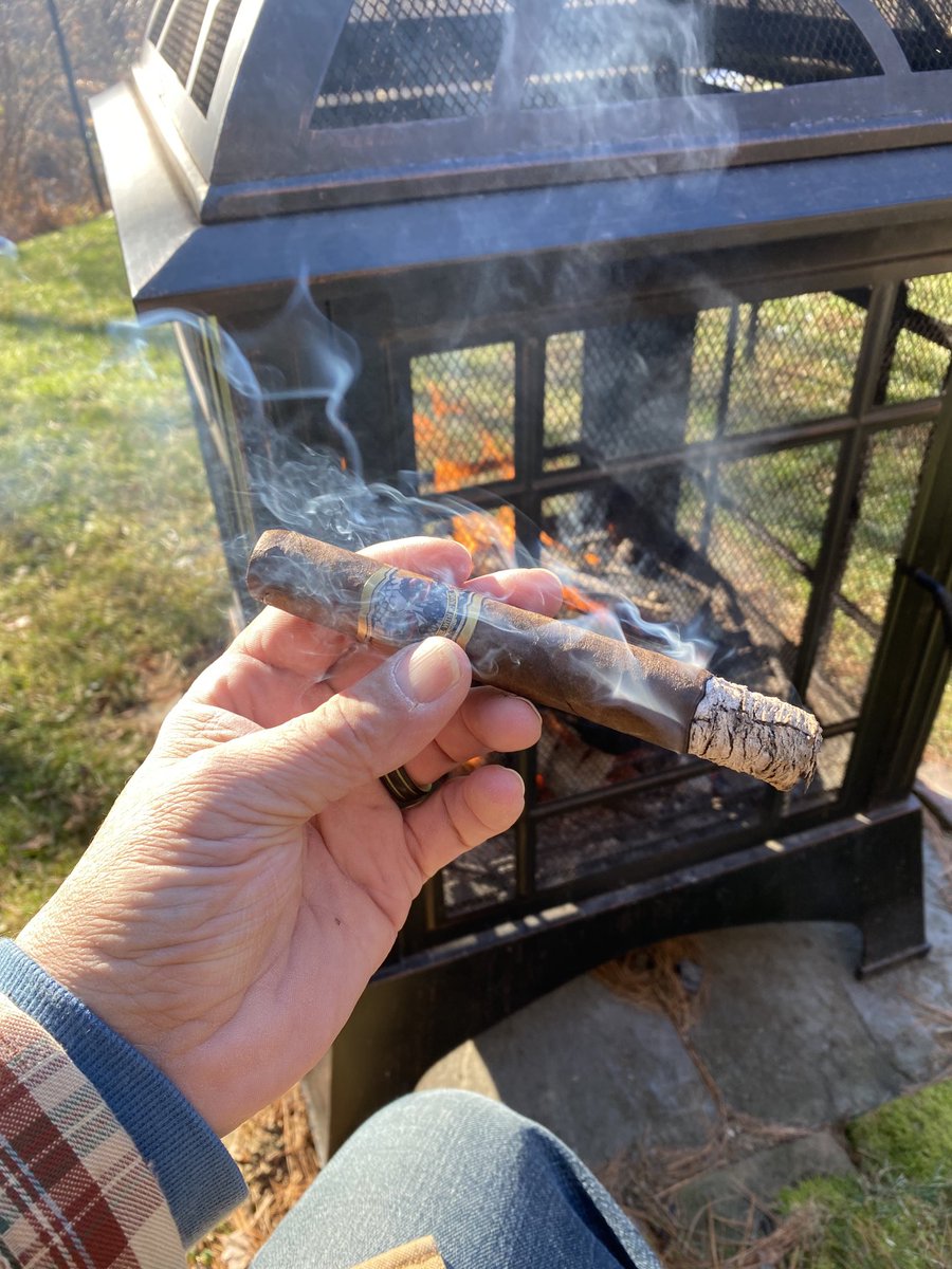 Keltrain13's tweet photo. Girl with no name pre thanksgiving smoke.😀😀 ⁦@CigarAficMag⁩ ⁦@cigarsnobmag⁩ ⁦@drewestatecigar⁩ ⁦@CigarsIntl⁩ https://t.co/NFZrBgJxJn