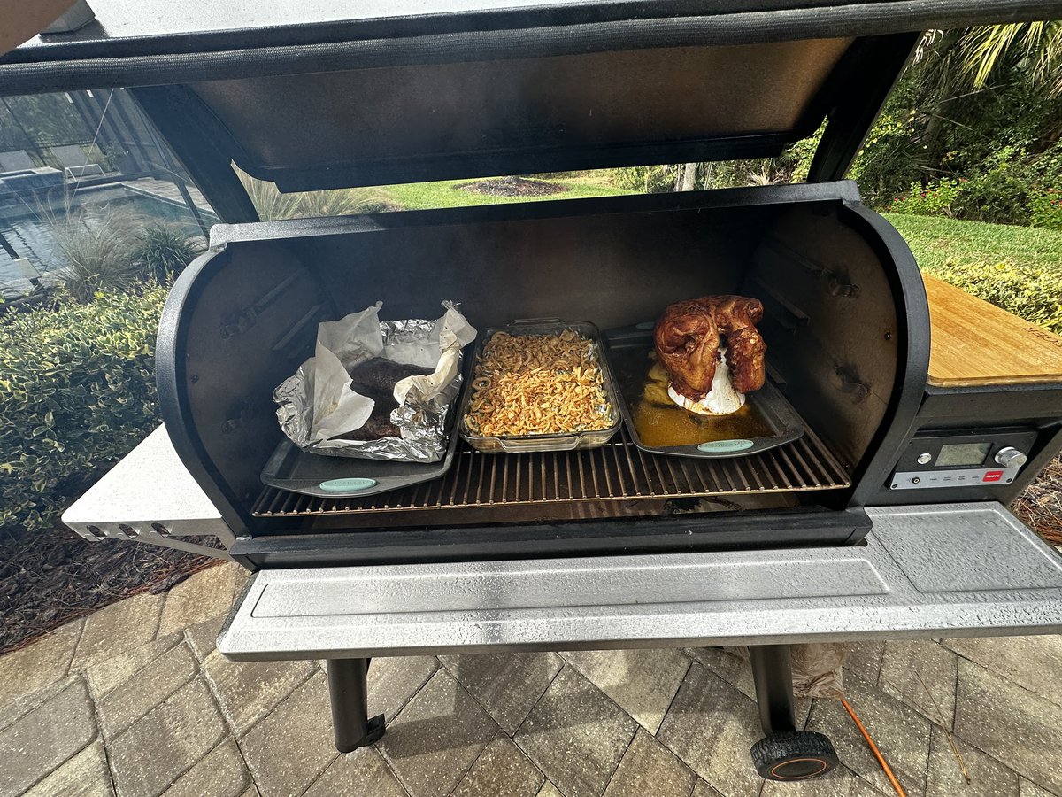 cosmicdogmom's tweet photo. Halfway done. π³ππ @TraegerGrills #TraegerThanksgiving #traeger #CelebrateTogether #brisket #greanbeans #turkey https://t.co/ZnfTgSrNQ7