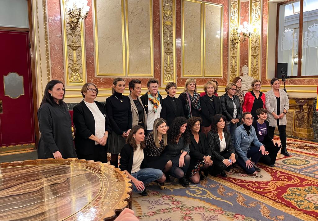 🟣 M’he sumat a la foto de diputades del <a href="/Congreso_Es/">Congreso</a> per expressar el meu rebuig a la violència política que exerceix Vox cap a les dones.
A les institucions no hi pot haver lloc per les faltes de respecte com les que hem vist aquests dies a l’hemicicle!