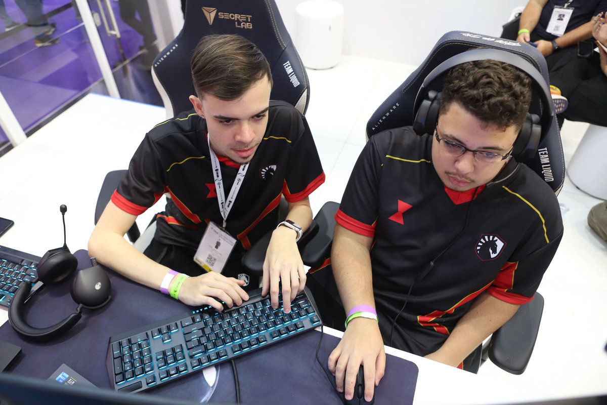 phoenix23ff's tweet photo. Eu e o @buutzinff_ temos uma coisa muito legal pra falar pra vocês família! A black friday da Dell chegou. Eles tão cheio de ofertas, desde notebook até headset. Tá esperando o que?
https://t.co/BOwjQwFZ88
#Dell #Alienware #IntelBrasil @intel https://t.co/eklg3hkt5t