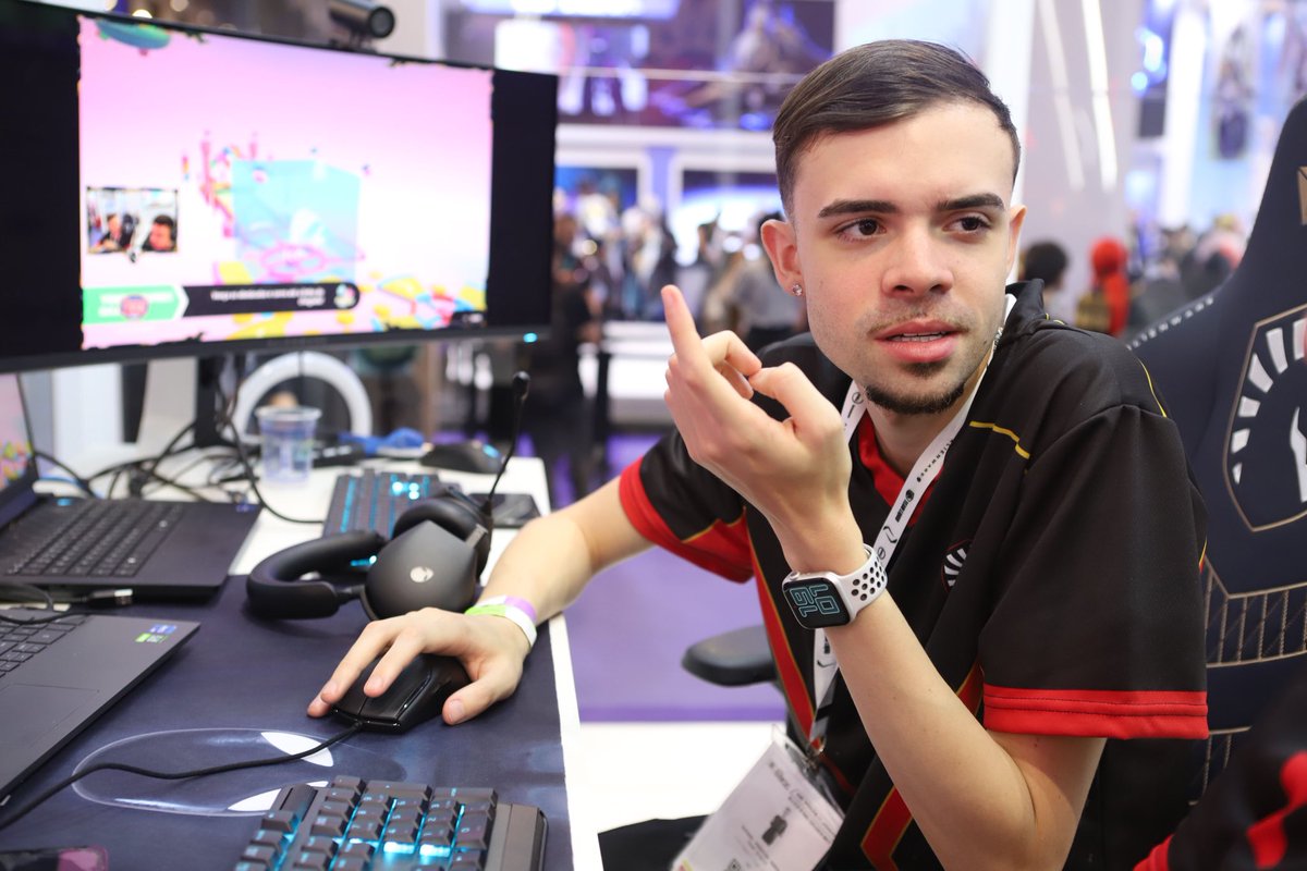 phoenix23ff's tweet photo. Eu e o @buutzinff_ temos uma coisa muito legal pra falar pra vocês família! A black friday da Dell chegou. Eles tão cheio de ofertas, desde notebook até headset. Tá esperando o que?
https://t.co/BOwjQwFZ88
#Dell #Alienware #IntelBrasil @intel https://t.co/eklg3hkt5t