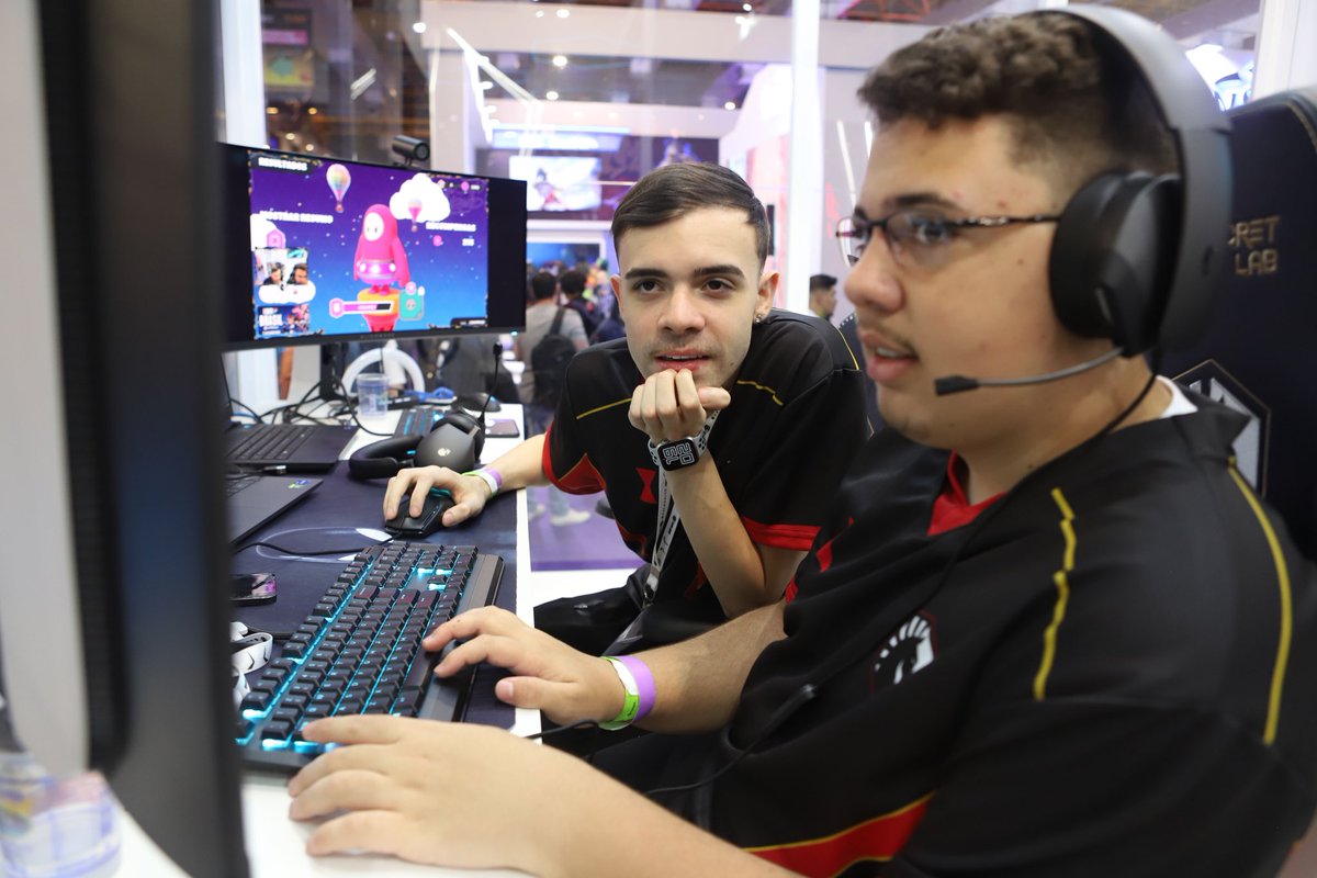 phoenix23ff's tweet photo. Eu e o @buutzinff_ temos uma coisa muito legal pra falar pra vocês família! A black friday da Dell chegou. Eles tão cheio de ofertas, desde notebook até headset. Tá esperando o que?
https://t.co/BOwjQwFZ88
#Dell #Alienware #IntelBrasil @intel https://t.co/eklg3hkt5t