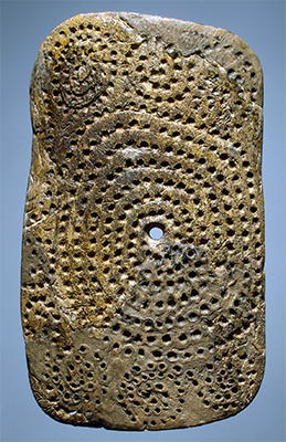 Placa de marfil de Mal´ta (Siberia, Rusia) datada en 18-15 ka. Se observa una espiral de 243 marcas y otras espirales con 122 señales similares, en conjunto suman 365. En la zona de Mal´ta la duración del invierno es de 243 días, como gestación del reno, lo que señala la