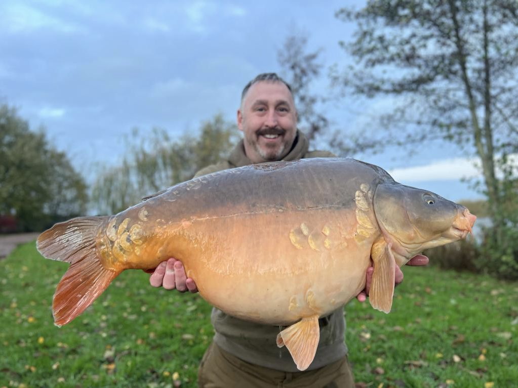 simonpearson8's tweet photo. Fantastic first day on Monument 2. A very warm welcome return back to the bank for a fish I caught and named back in November 2016 at 30lb
Today she graced the bank at a whopping 45-02. Fair to say we have both put some weight on since then 😂 Same peg, same spot, same rig style https://t.co/3Fe9SDwZ2R
